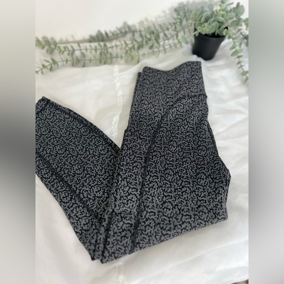 Athleta Pants - Athleta Black White Static Ultimate Stash Textured 7/8 Tight Leggings Medium